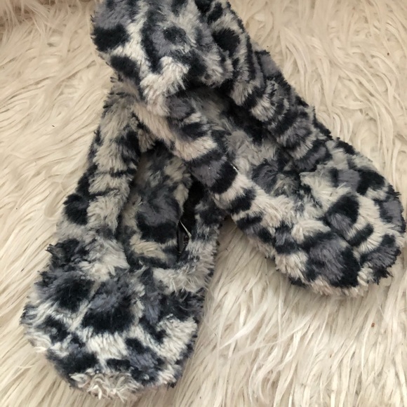 Forever 21 cute fluffy cow design black & white Normcore slippers, size 5-6 - Picture 1 of 4